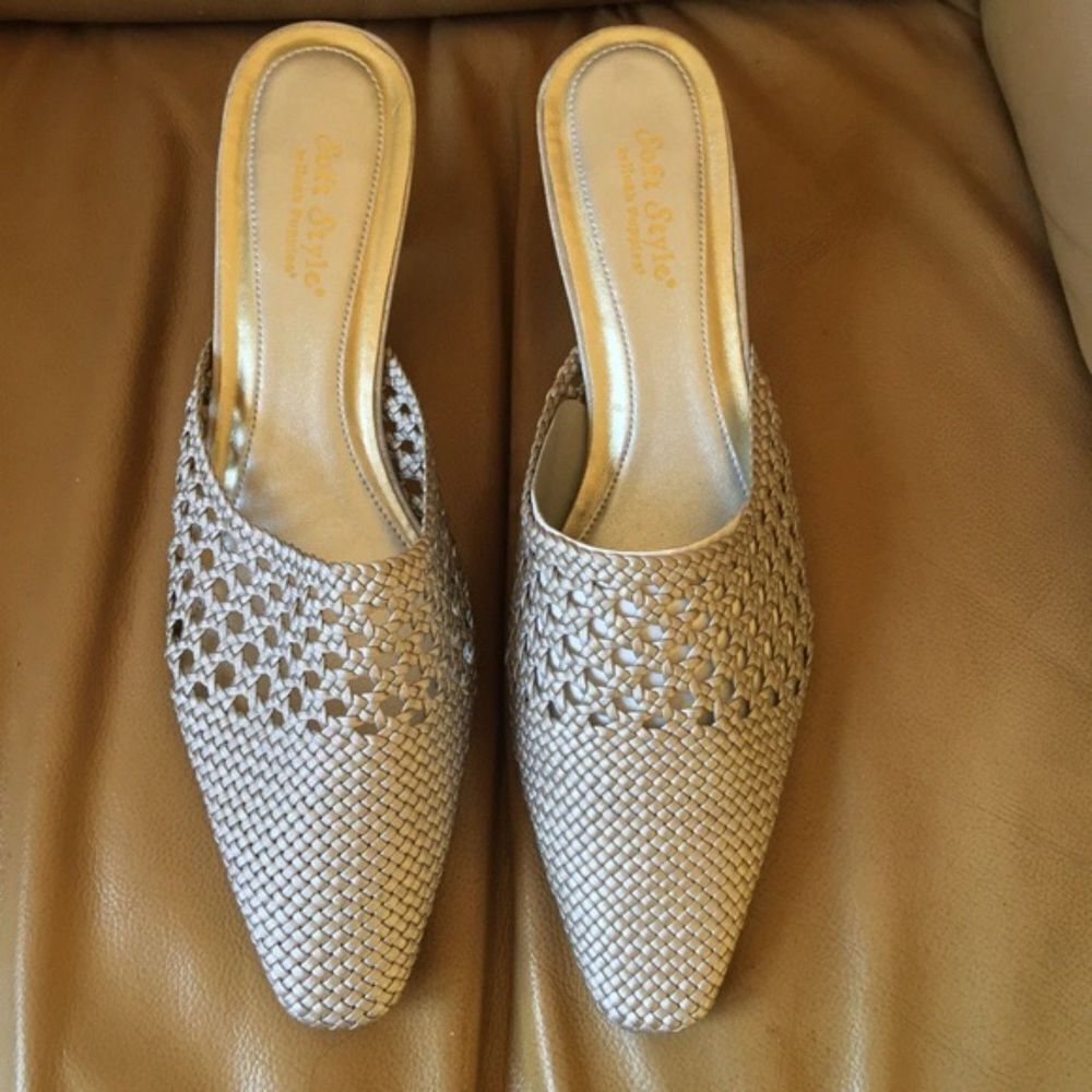 NWOB Hush Puppies Soft Style Silver Sandal 11 N